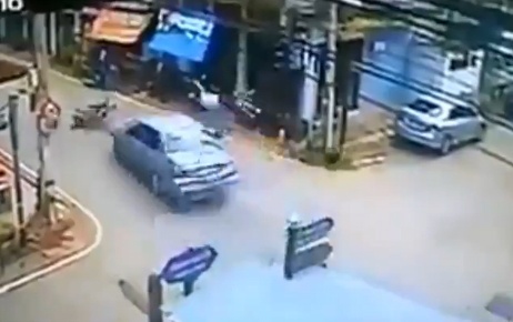 Tai nan ron nguoi giua xe may va xe du lich hinh anh