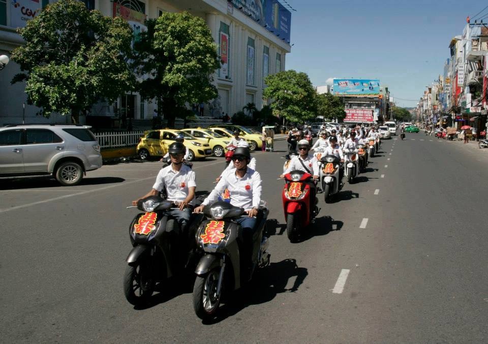 Dan Honda SH ho tong xe hoa Cadillac di ruoc dau o Da Nang hinh anh