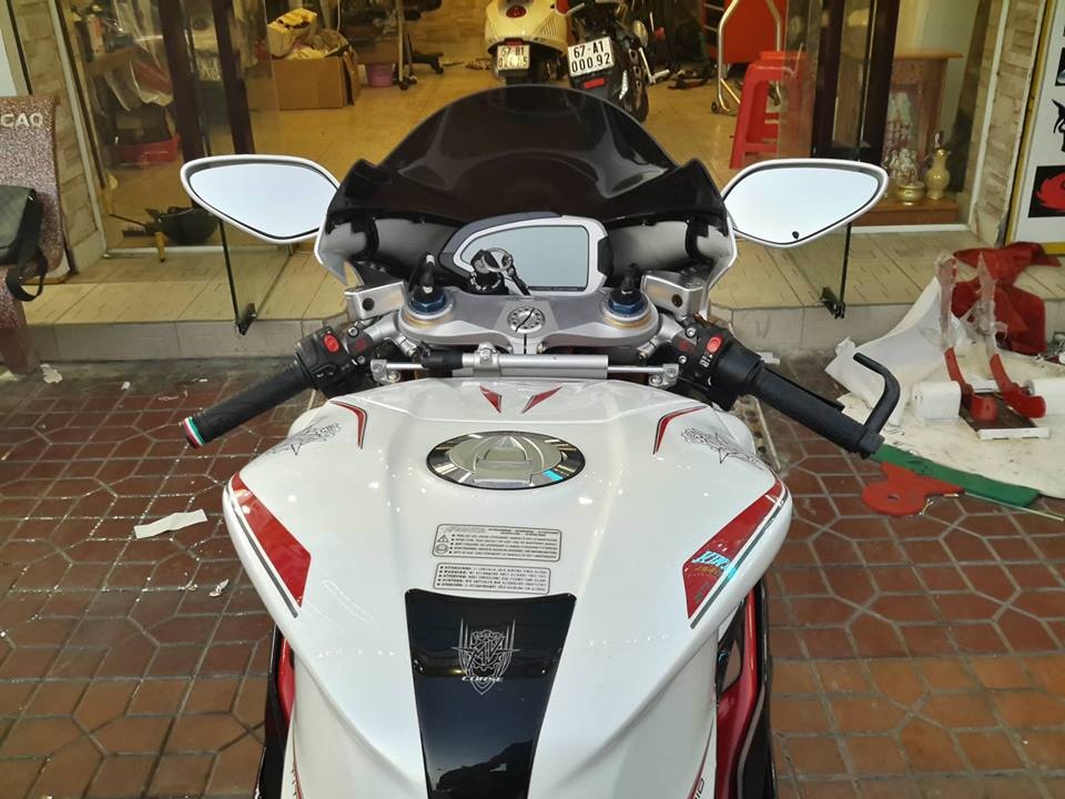 Ngoài cặp mâm, chiếc xe cũng được độ thêm một số chi tiết khác như hai bình dầu thắng và bình dầu côn CNC nguyên khối của hãng độ MotoCorse Nhật Bản. 