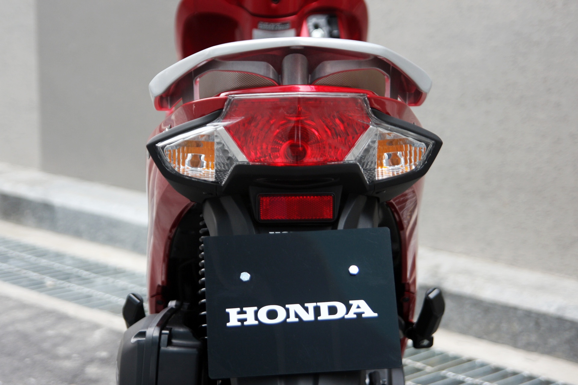 Cụm đèn hậu thon gọn liền khối không còn tách rời như bản cũ.