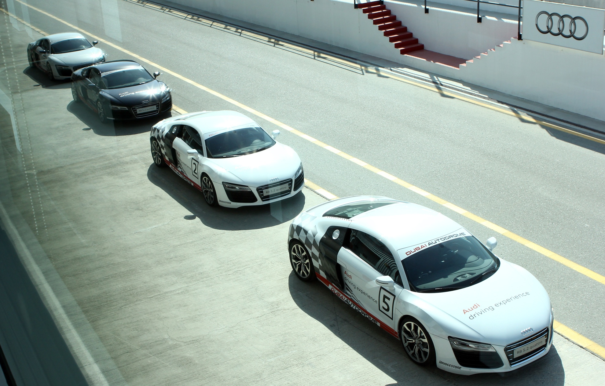 Thu toc do 240 km/h voi Audi R8 V10 o Dubai hinh anh