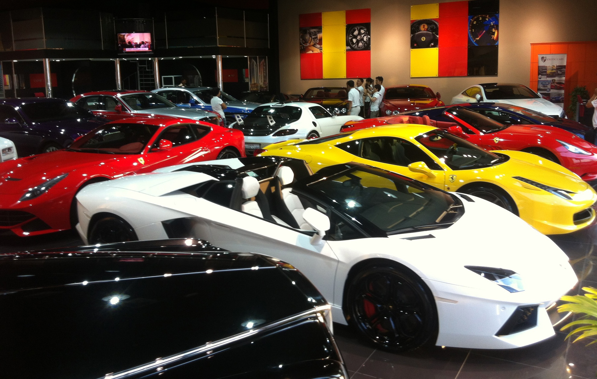 Ghe tham showroom sieu xe trieu USD o Dubai hinh anh