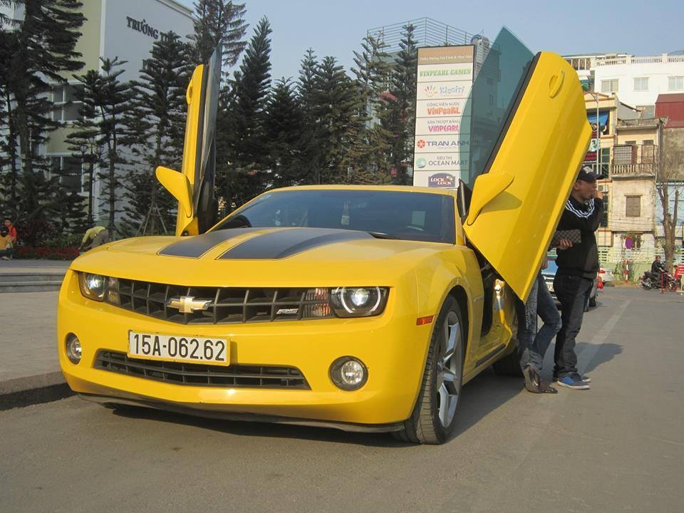 Chevrolet Camaro độ cửa kiểu cắt kéo biển số Hải Phòng với một số lần xuất hiện tại Hà Nội.