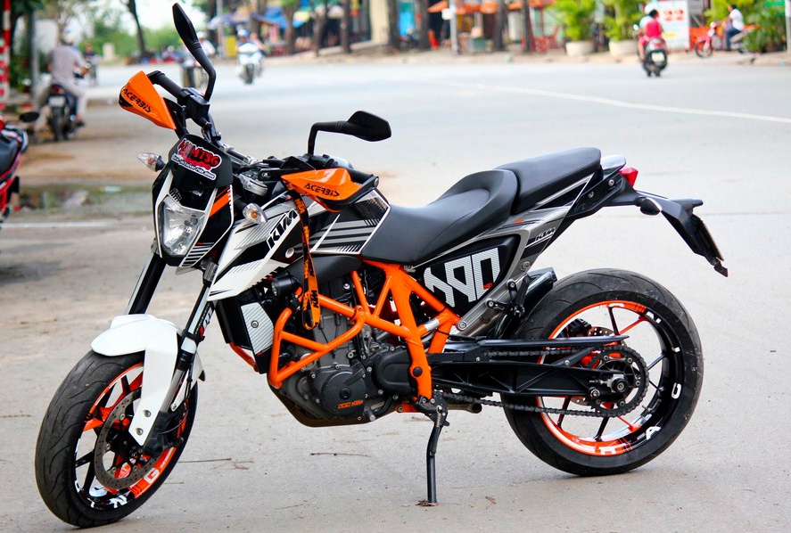 KTM 690 son mam mau cam den cua biker Sai Gon hinh anh