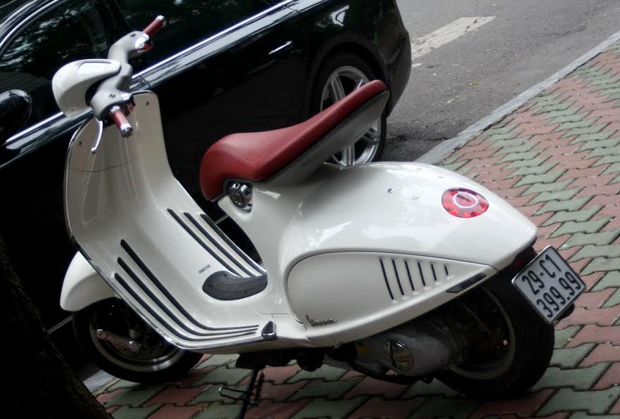 Vespa 946 voi bien so duoi tu quy 9 o Ha Noi hinh anh
