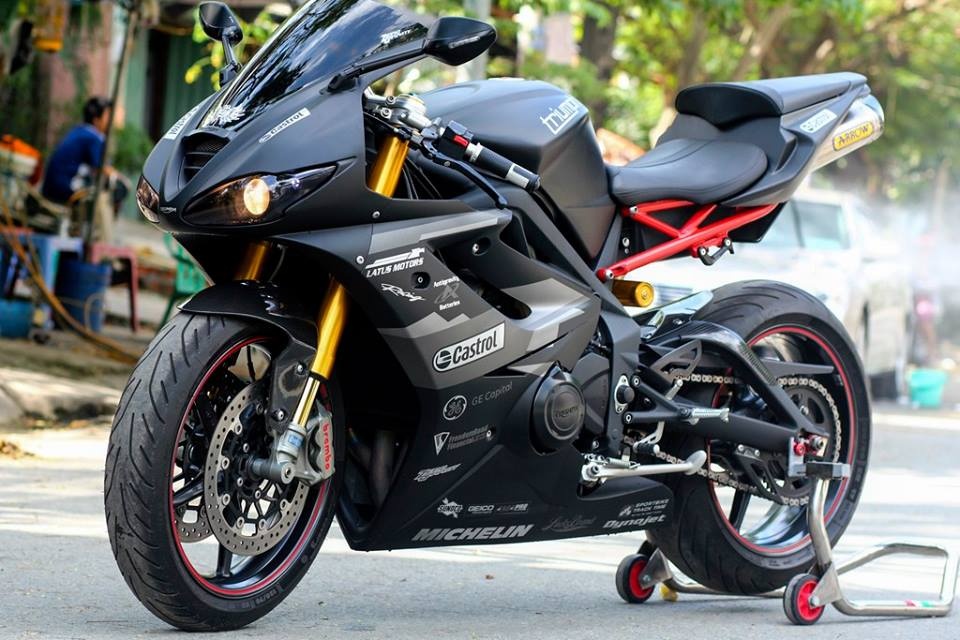 Triumph Daytona 650 son mau xam Lamborghini o Sai Gon hinh anh