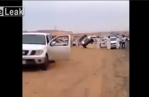 Man bieu dien di oto bang hai banh loi cua dan choi A-rap hinh anh