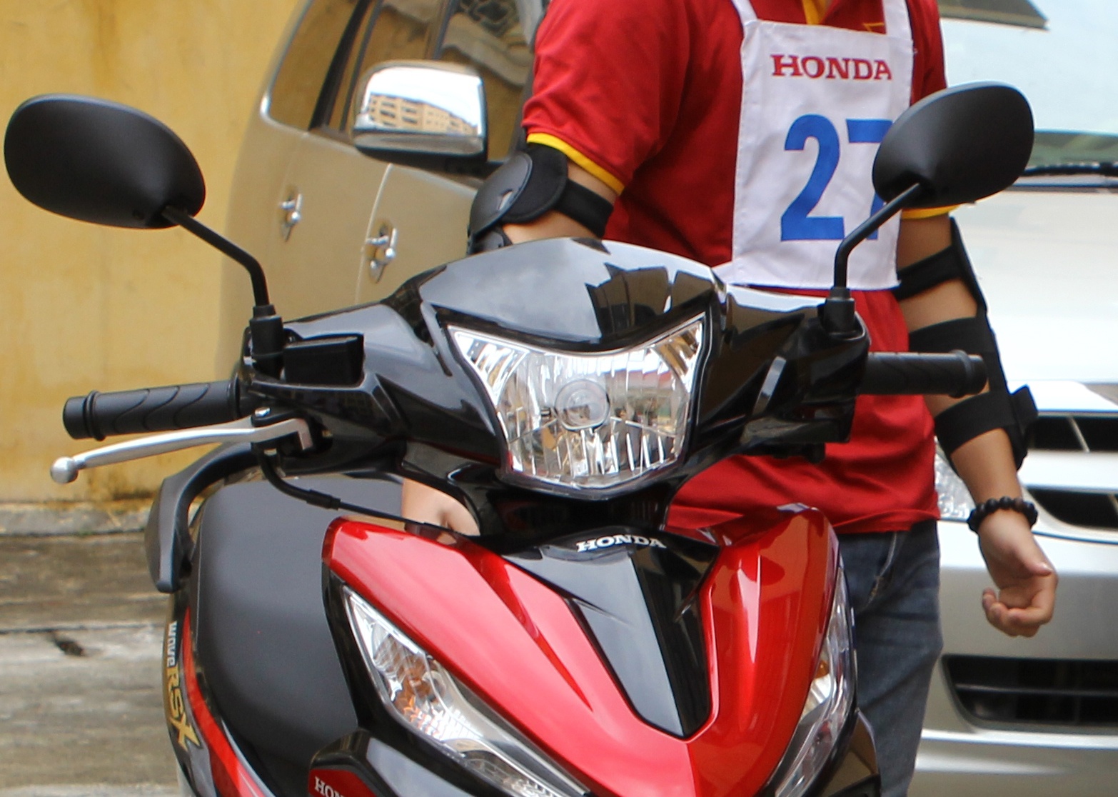'Khong dung guong chieu hau xe may vi vuong' hinh anh