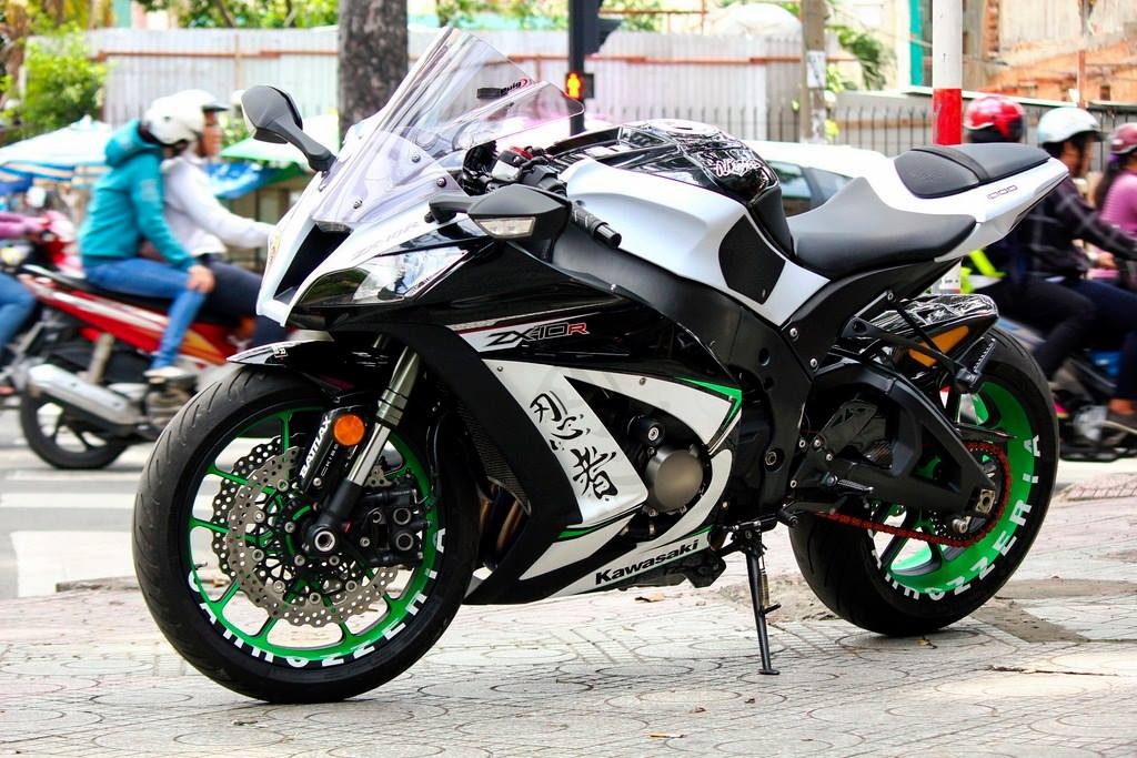 Kawasaki ZX-10R len mam hang hieu cua biker Sai Gon hinh anh