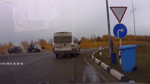 Tai xe vang khoi xe sau cu va cham manh hinh anh