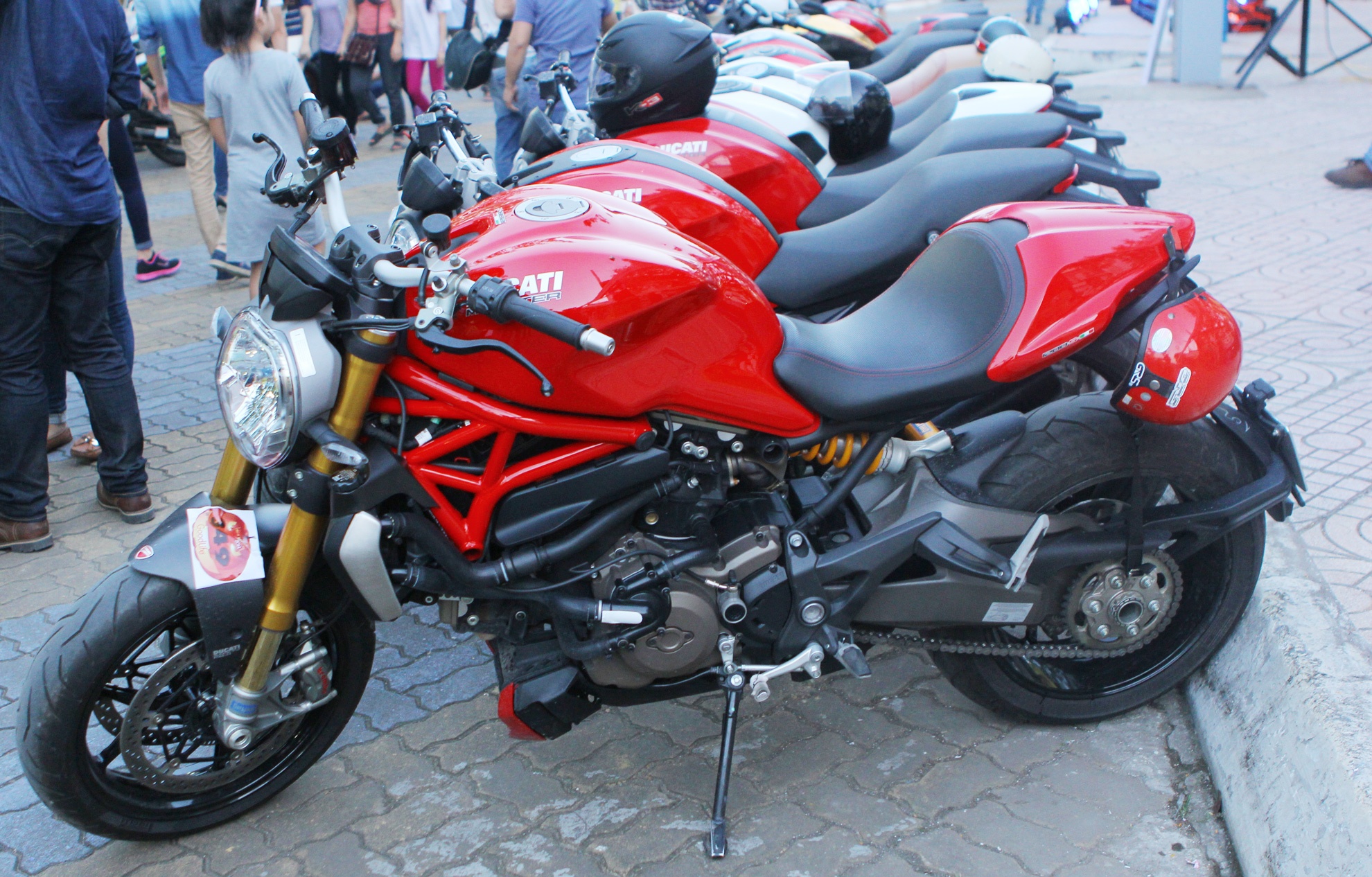 Dan Ducati 'quai vat' trong le hoi Halloween o Ha Noi hinh anh