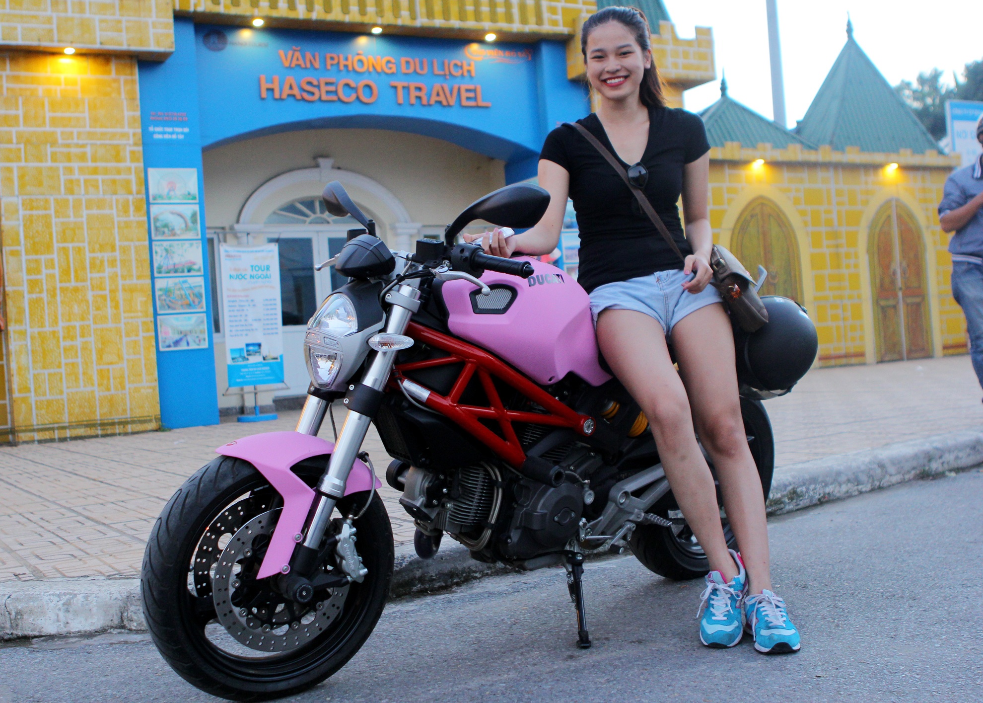 Nu biker chay Ducati mau hong mo lam bep truong hinh anh