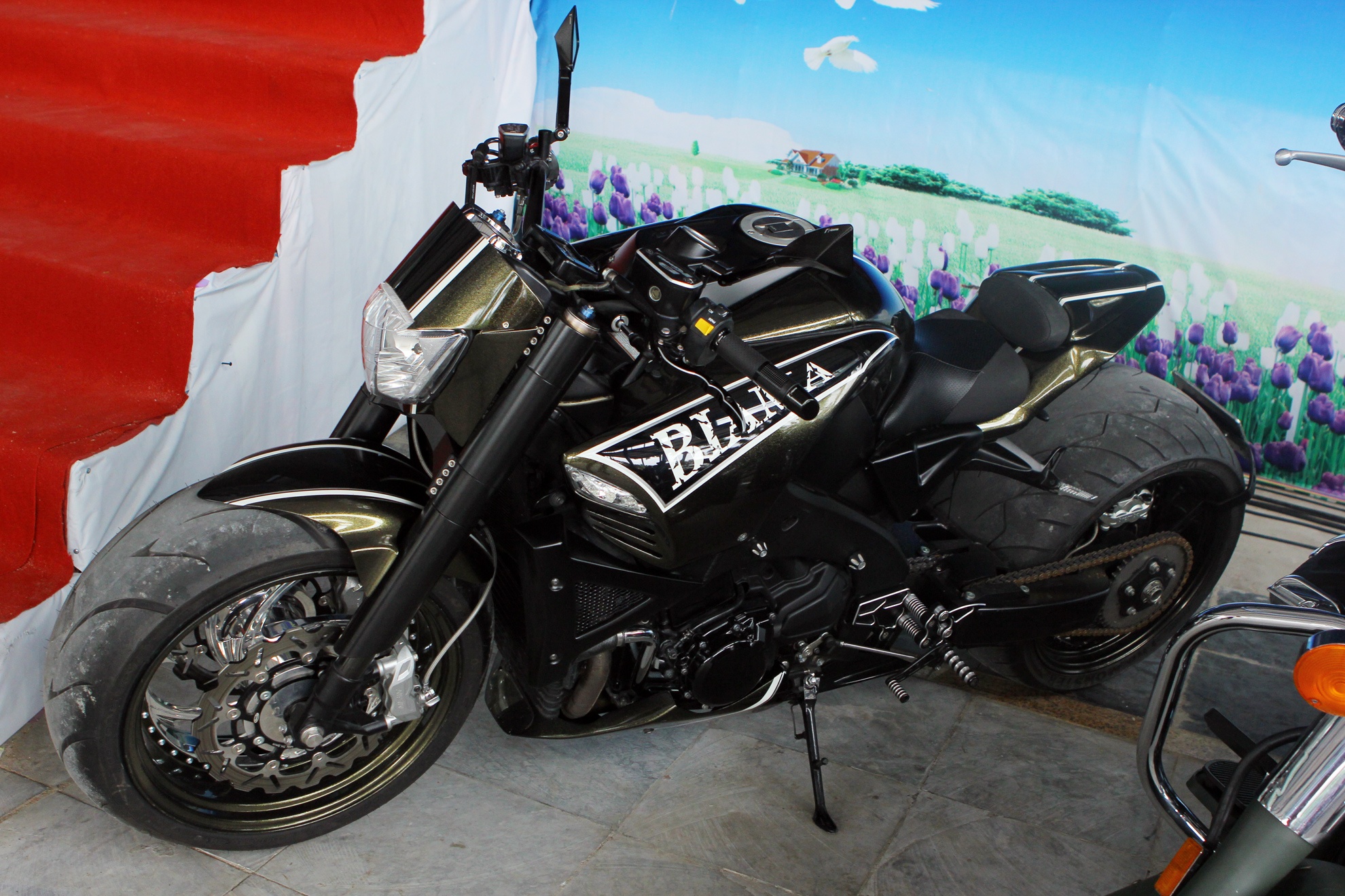 Suzuki B-King do ham ho voi cap lop to ban o Ha Noi hinh anh