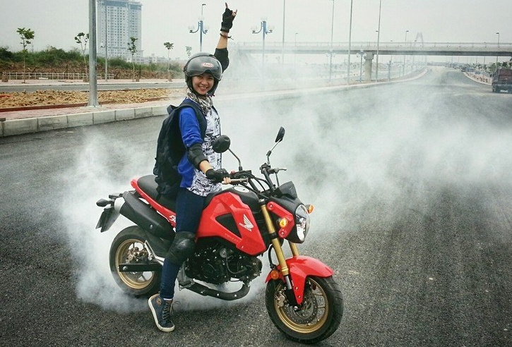 Co gai 9X dam me xe con tay nhung khong nhan la mot biker hinh anh