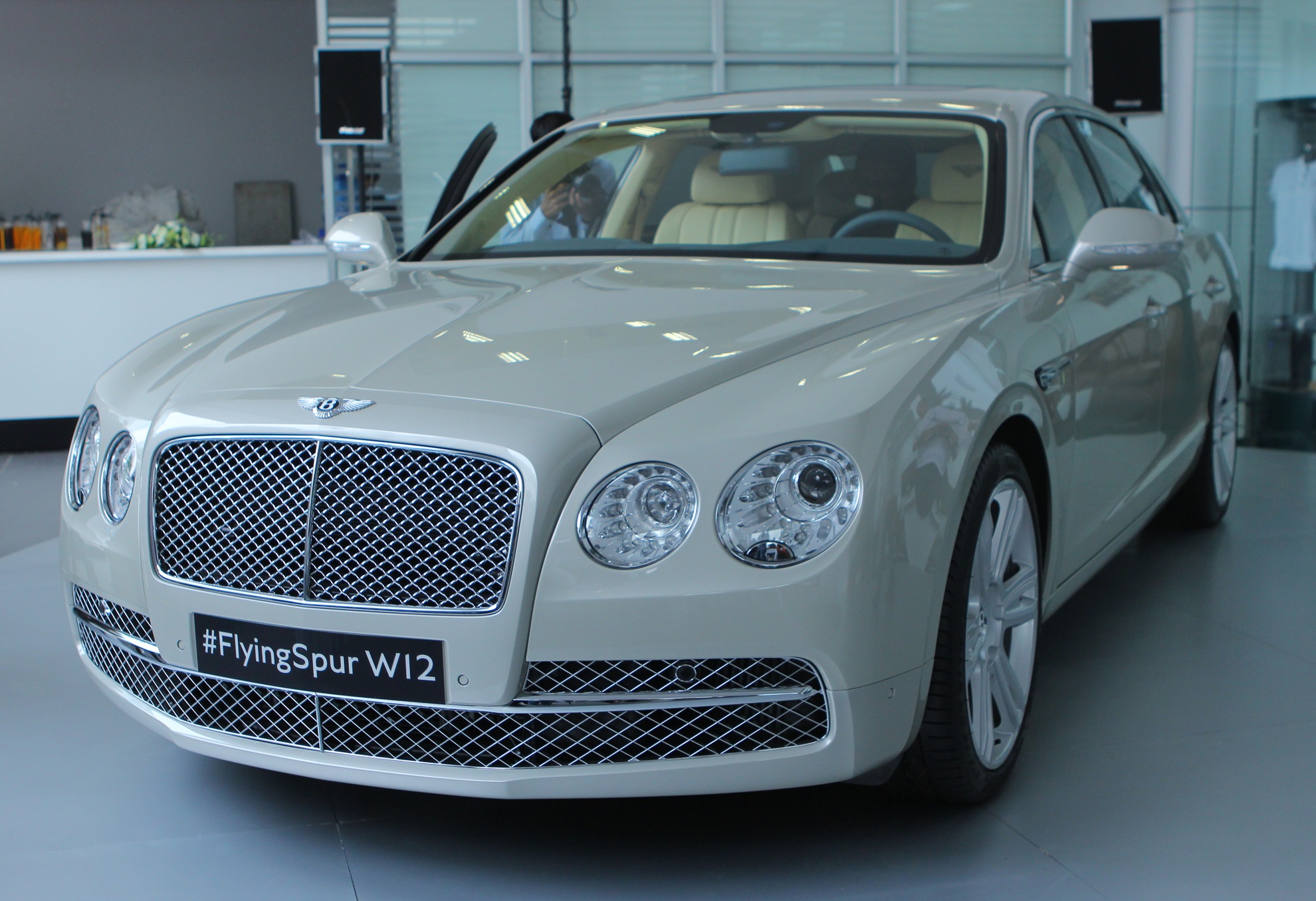 Bentley ky vong ban 15-20 xe moi nam tai Viet Nam hinh anh