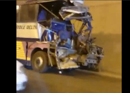 Xe buyt bep rum dau van chay tren duong hinh anh