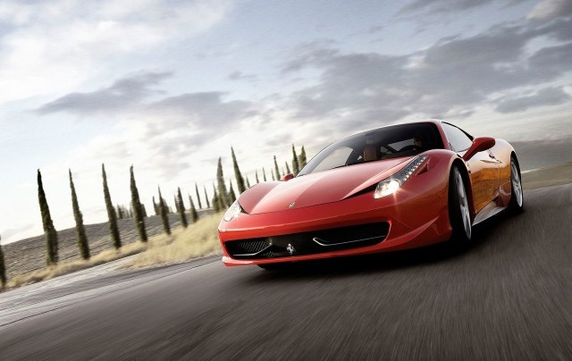 Ferrari 458 Italia tong truc dien mot chiec Lada hinh anh