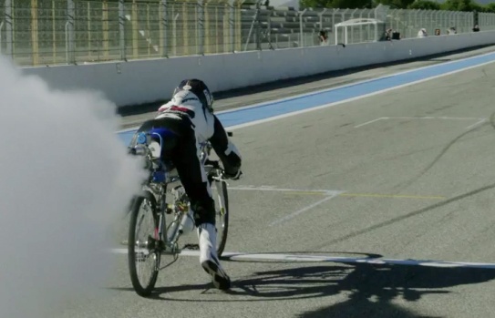 Xe dap gan ten lua dat toc do 333 km/h hinh anh