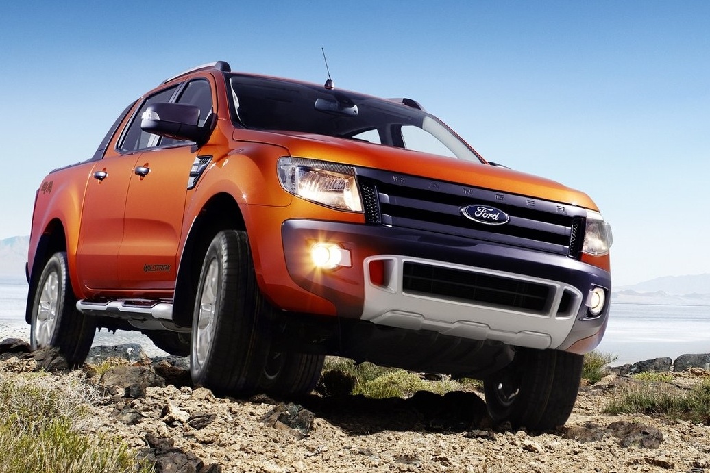5. Ford Ranger (545 xe)  Doanh số bán hàng trong tháng 10 của mẫu xe bán tải của Ford tăng trưởng đáng kể so với những tháng gần đây. Với doanh số 545 xe, đây là một trong hai mẫu xe của Ford lọt vào top 10 xe bán chạy trong tháng. Ford Ranger với các phiên bản một cầu và hai cầu sử dụng động cơ Turbo Diesel 2.2L TDCi, trục cam kép, có làm mát khí nạp, hộp số tự động hoặc số tay 6 cấp, giá bán khoảng 740 triệu đồng.