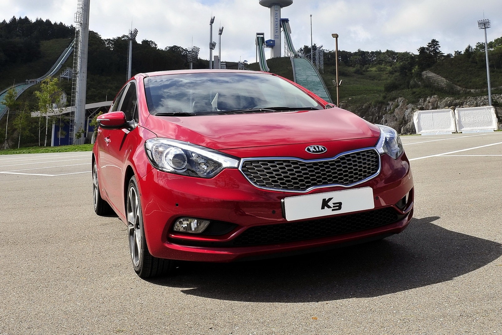 9. Kia K3 (316 xe)  Tương tự Ford EcoSport, sau khi vắng mặt trong tháng 9, Kia K3 trở lại ở tháng 10 với vị trí số 9 cùng doanh số 316 chiếc. Xe được bán ra thị trường với 4 phiên bản: 1.6G MT, 1.6G AT, 2.0G AT và 1.6G AT 5 cửa. Giá bán lần lượt là 638, 688, 749 và 770 triệu đồng.