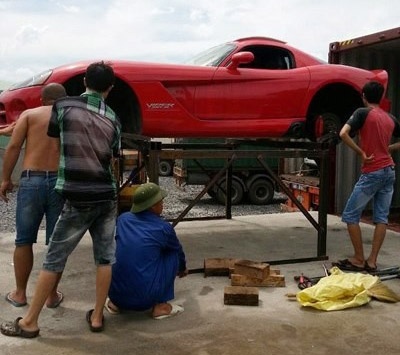 Chiếc xe thể thao Dodge Viper tại Quảng Ninh được kê lên một chiếc khung sắt thô sơ rồi thay lốp, khiến nhiều người ngạc nhiên. Hình ảnh này cũng được nhiều tờ báo quốc tế đăng tải lại.