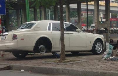 Rolls-Royce Phantom thay lop tren via he Ha Noi hinh anh