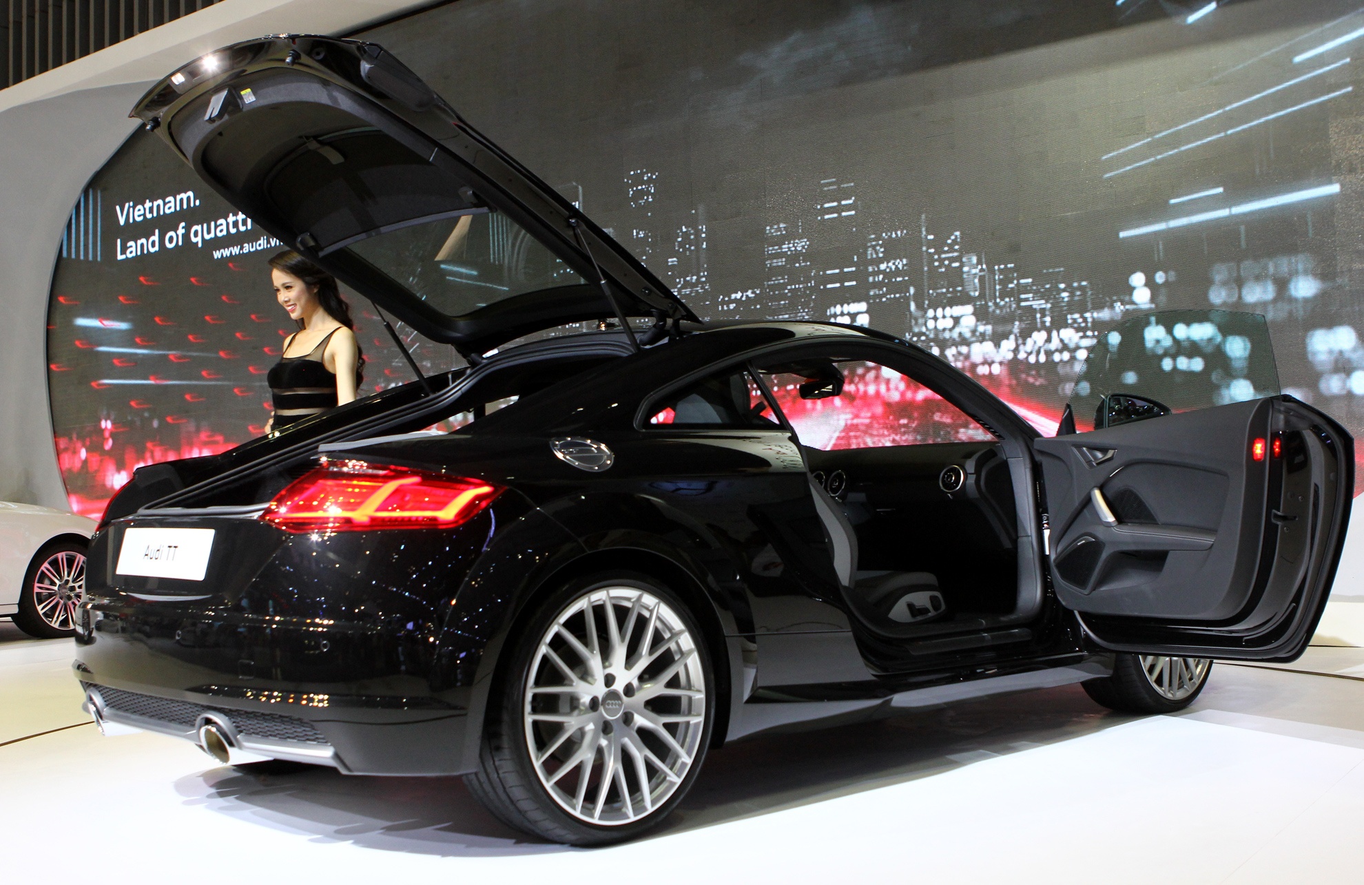 Audi TT 2015 va nguoi dep tai Vietnam Motor Show 2015 hinh anh