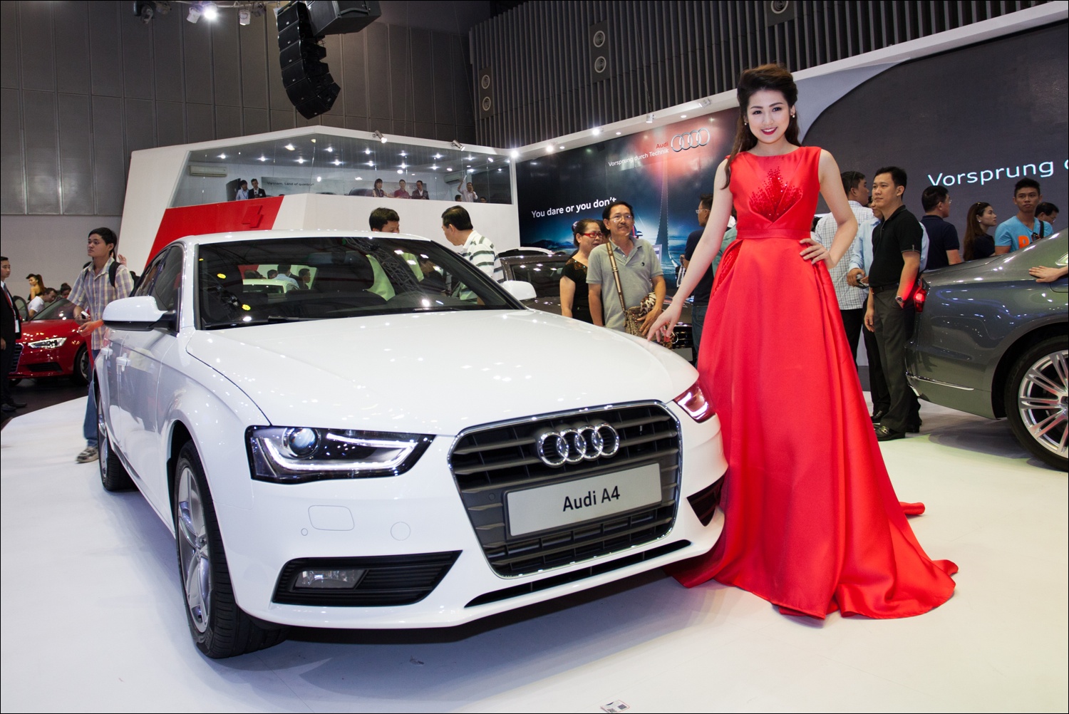 A hau Duong Tu Anh lam dai su Audi A4 hinh anh