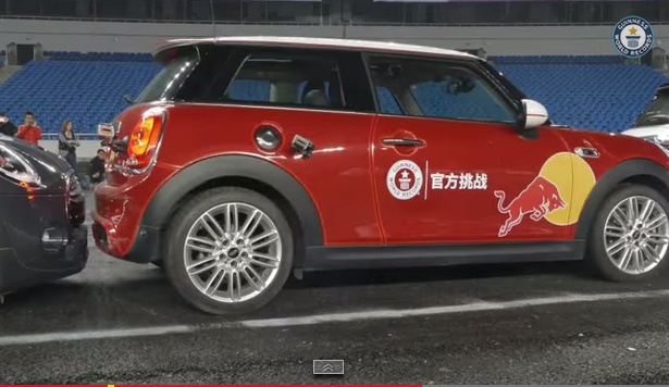 Drift vao giua hai chiec MINI Cooper hinh anh