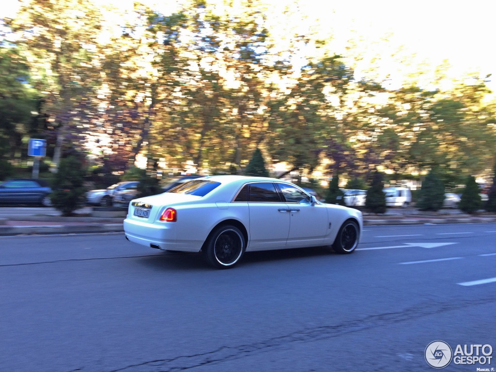 Cristiano Ronaldo lai Rolls-Royce Ghost den san tap hinh anh