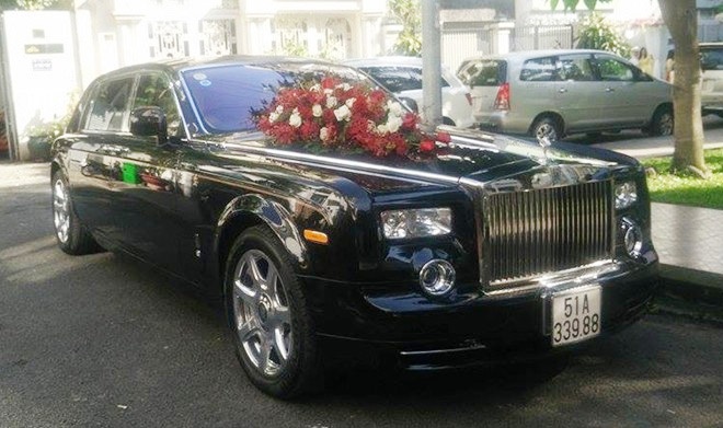Chiếc Rolls-Royce Phantom in hình rồng làm xe hoa trong đám cưới Lam Trường. Ảnh: An Trần.