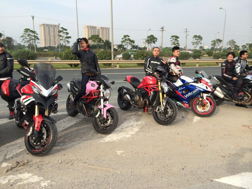 Nu biker chay Ducati mau hong cung doan mo to Ha Noi hinh anh