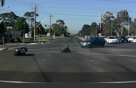 Biker va chiec mo to truot dai do om cua hinh anh