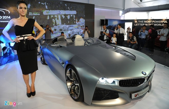 Tâm điểm thu hút khách tham quan là mẫu xe concept hai chỗ mui trần BMW Vision ConnectedDrive. Model này được nhà nhập khẩu BMW Euro Auto đưa về theo diện tạm nhập tái xuất, phục vụ triển lãm riêng ở Hà Nội. Chiếc xe ý tưởng này được ví như một tác phẩm điêu khắc, với nhiều công nghệ và ý tưởng tương lai, như hệ thống cảm biến tích hợp trong đèn pha và đèn hậu, hỗ trợ người lái giám sát các tình huống giao thông. Ăng-ten thay gương chiếu hậu để truyền đạt thông tin, thu nhận dữ liệu và điều hướng.  Bài viết: http://news.zing.vn/Dan-xe-sang-BMW-MINI-pho-truong-thanh-the-o-Ha-Noi-post449489.html  Nguồn Zing News