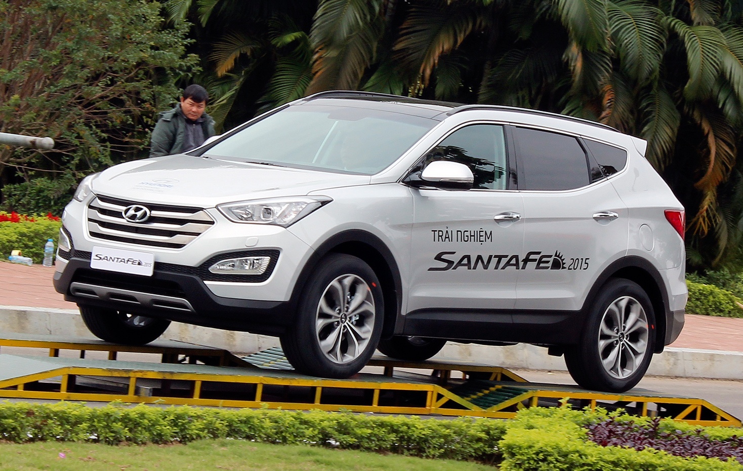 Trai nghiem Hyundai Santa Fe 2015 tai Ha Noi hinh anh