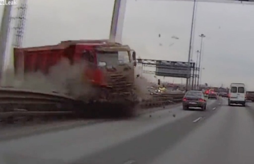 Hung than xe tai dam dai phan cach giua duong cao toc hinh anh