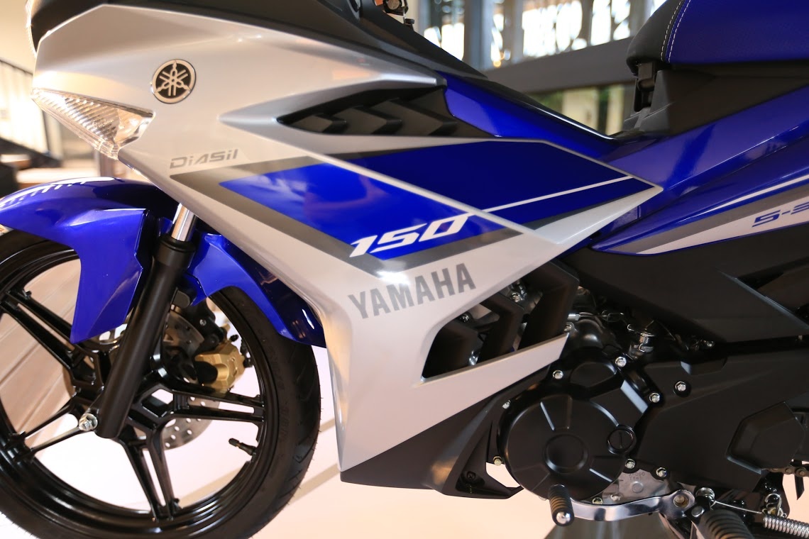 Phần yếm xe rộng với mảng màu xanh nối liền với thân xe cùng số 150 rõ nét.