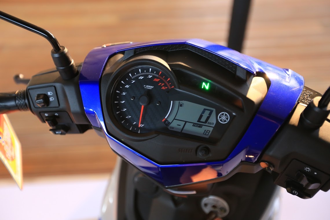 Mảng màu xanh cũng bo tròn quanh mặt đồng hồ.