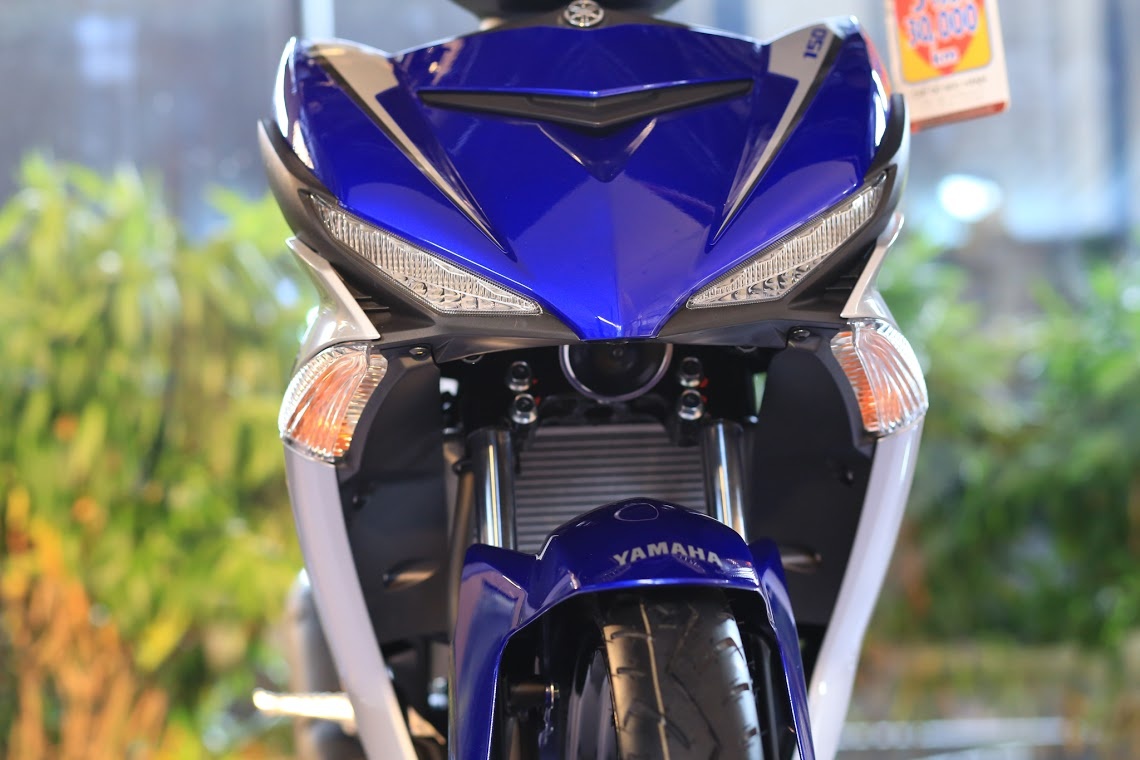 Mặt nạ to bản màu xanh, xen kẽ là hai đường màu trắng có số 150.