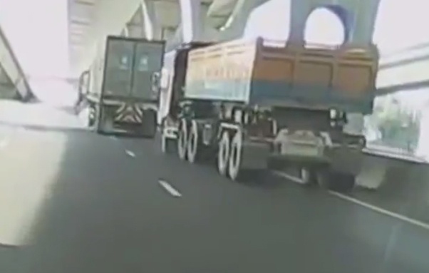 3 xe tai rong ran ep nhau tren duong hinh anh