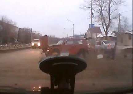 Nguoi ngoi o to bay ra ngoai sau cu va cham manh hinh anh