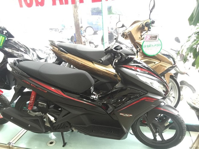 Dai ly het gia 40,5 trieu cho Air Blade 125 mau den nham hinh anh