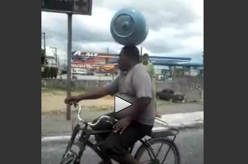 Nguoi dan ong di xe dap cho binh ga tren dau hinh anh