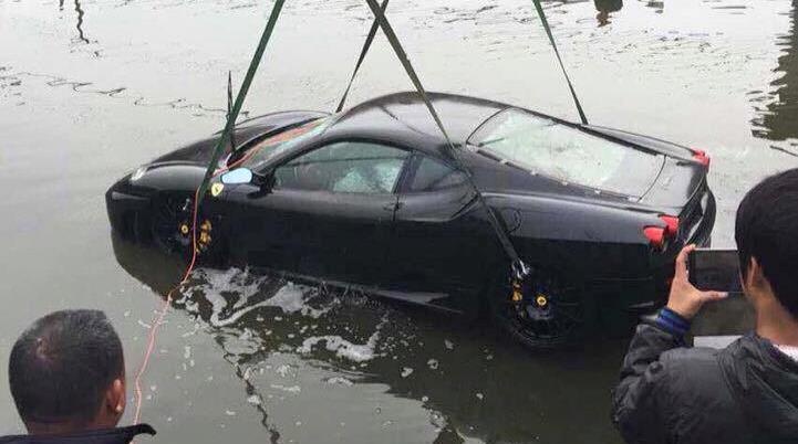 Sieu xe Ferrari F430 lao xuong ho o Trung Quoc hinh anh