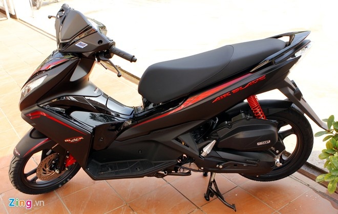 So sanh Honda Air Blade 125 mau den nham va son tu tinh hinh anh