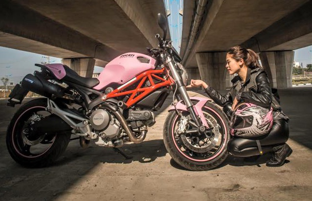 Nu biker 9x ca tinh ben Ducati Monster 795 mau hong hinh anh