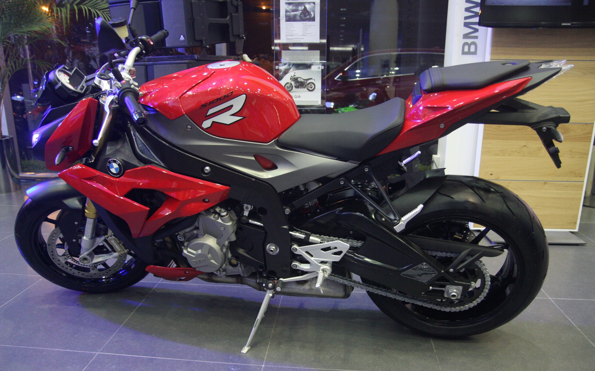 Mo to BMW chinh hang re nhat co gia 538 trieu dong hinh anh