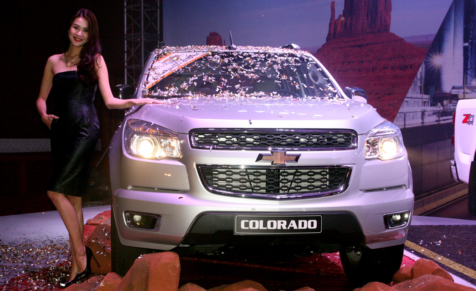 Chevrolet Colorado phien ban moi gia tu 599 trieu dong hinh anh