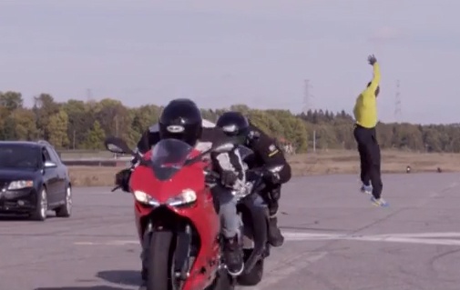 Nguoi dan ong nhay qua hai moto dang chay 110 km/h hinh anh