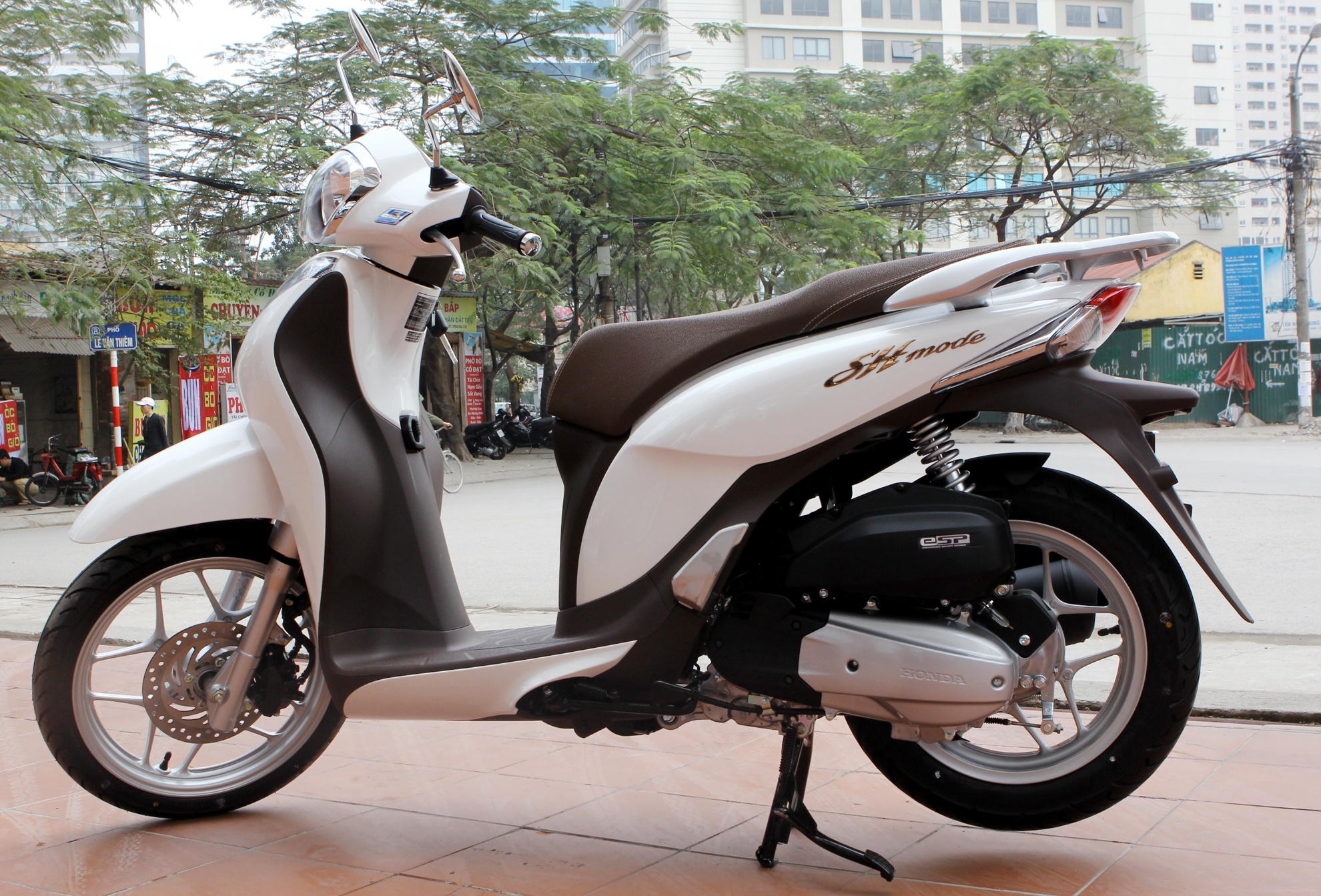 Anh chi tiet Honda SH mode gia 50,5 trieu vua len ke hinh anh